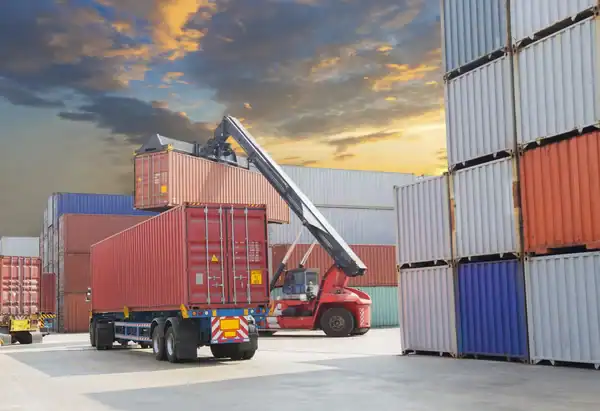 imagen camion rampla con contenedorde 40 pies en puerto (1) Transporte logístico industrial y minero